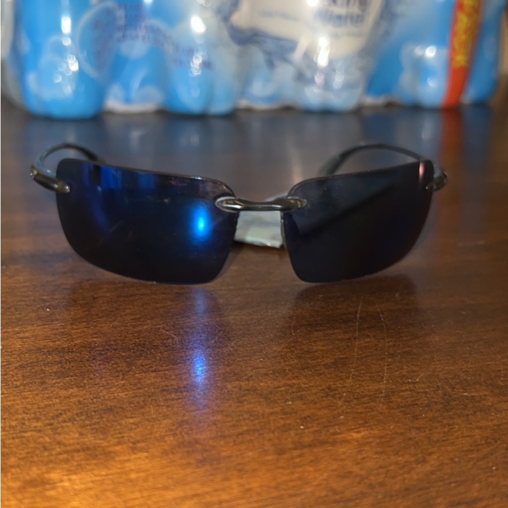Very nice costa cayan sunglasses with blue mirror polarized lenses